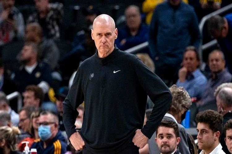 步行者队主控受伤，客场失利！的简单介绍