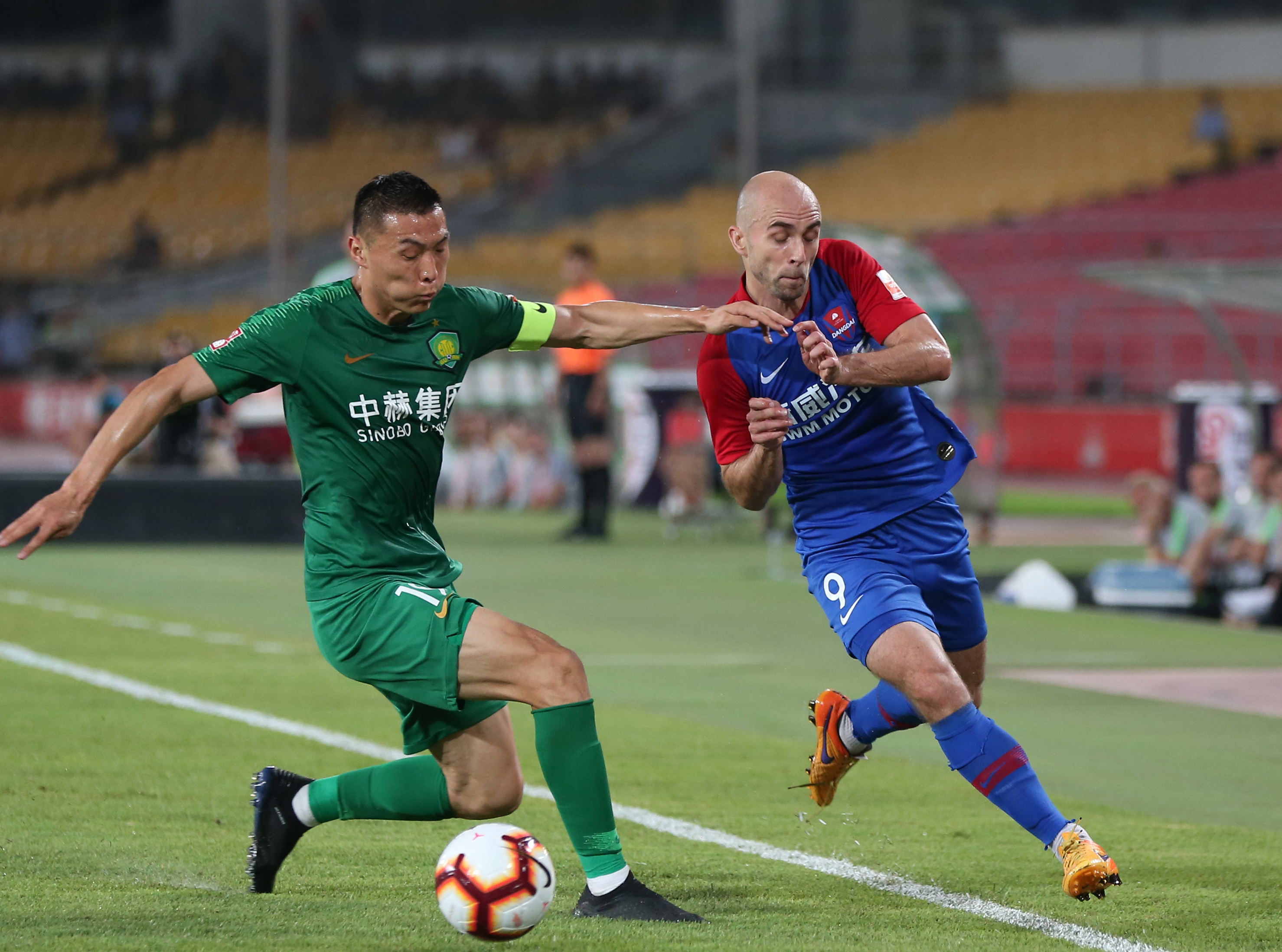 重庆斯威客场与青岛黄海激战，双方握手言和的简单介绍