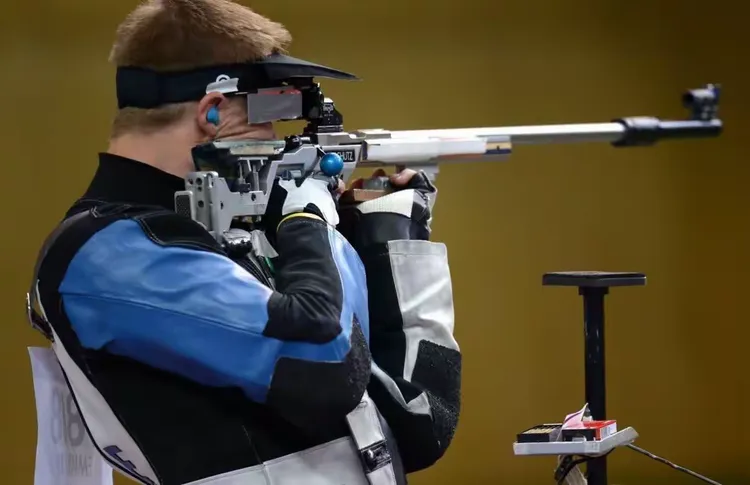 丹麦射击名将迅猛如虎，赢得奖牌