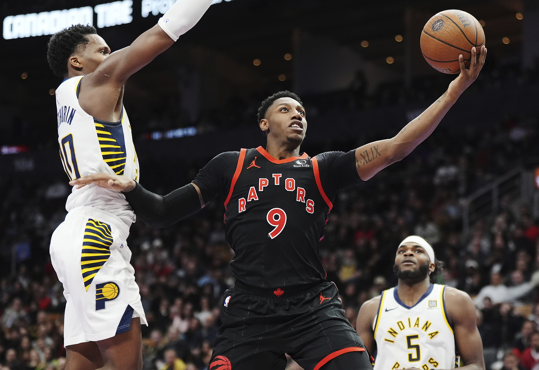 爱游戏官方入口-猛龙客场逆转步行者，赢得比赛