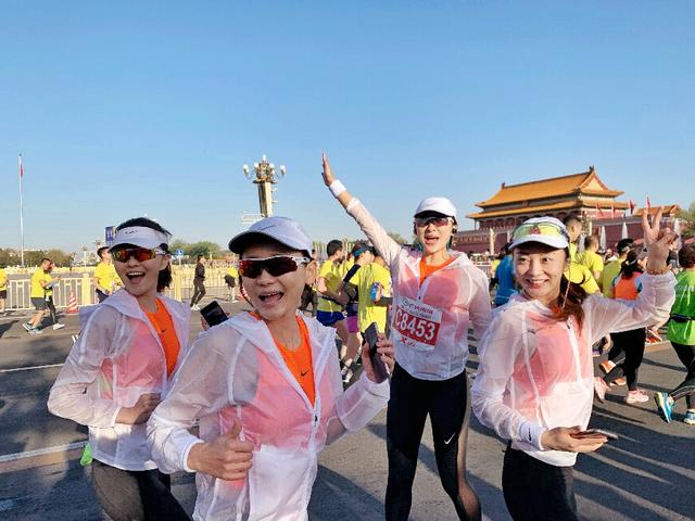 包含美国篮球明星参与慈善马拉松，传递正能量的词条