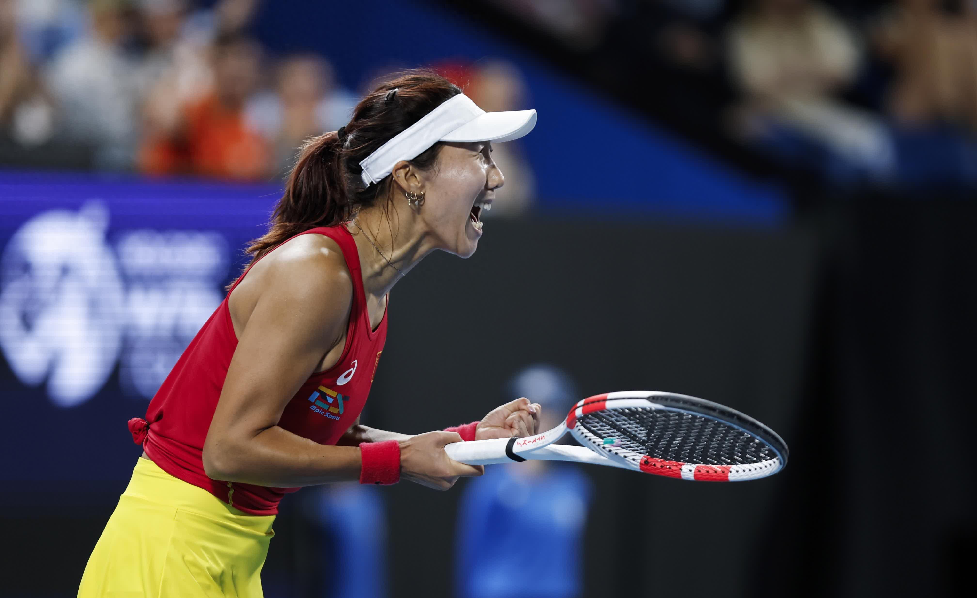 运动员们在比赛中表现出色，赢得了掌声