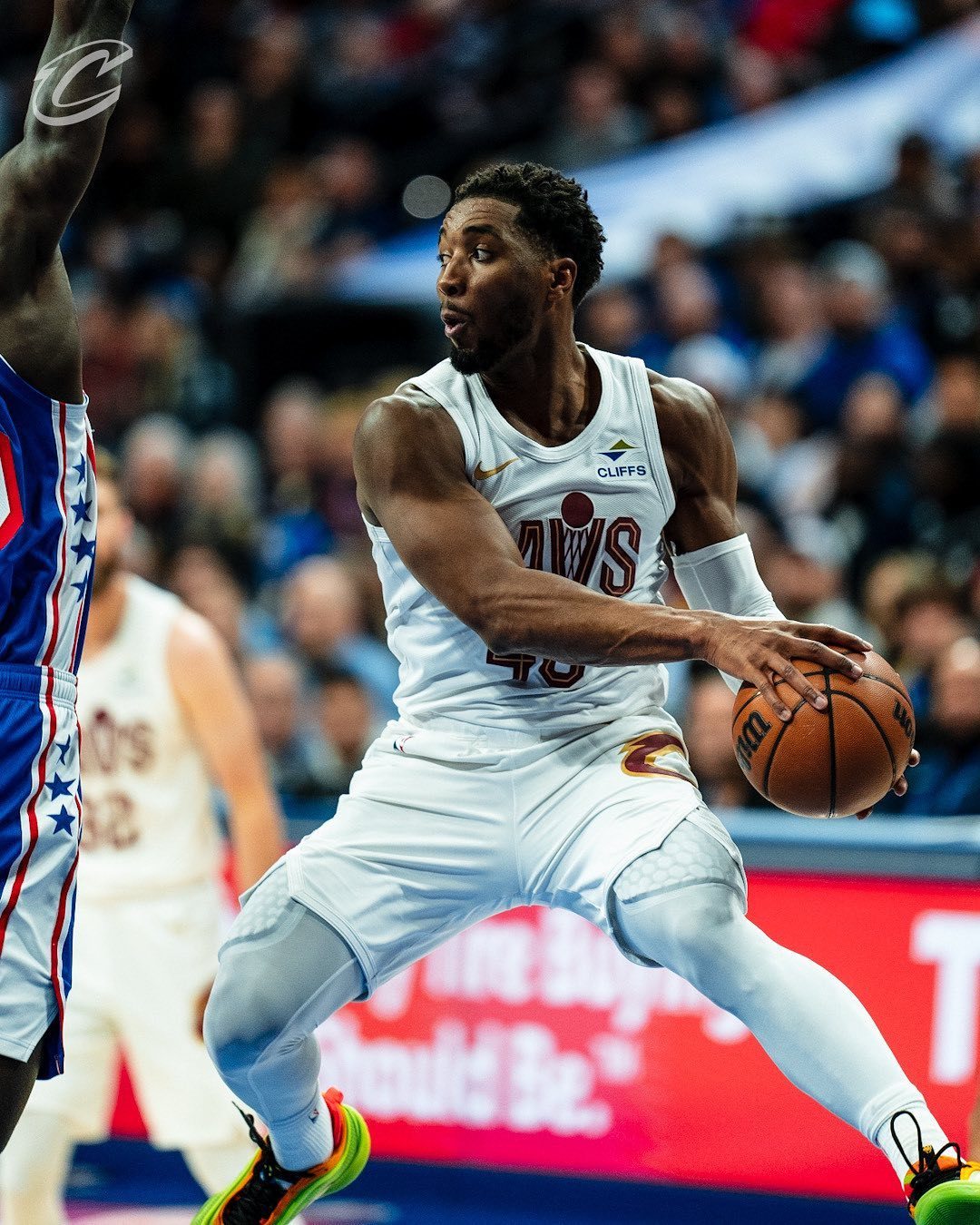 爱游戏入口-骑士队取得NBA新赛季的首场胜利