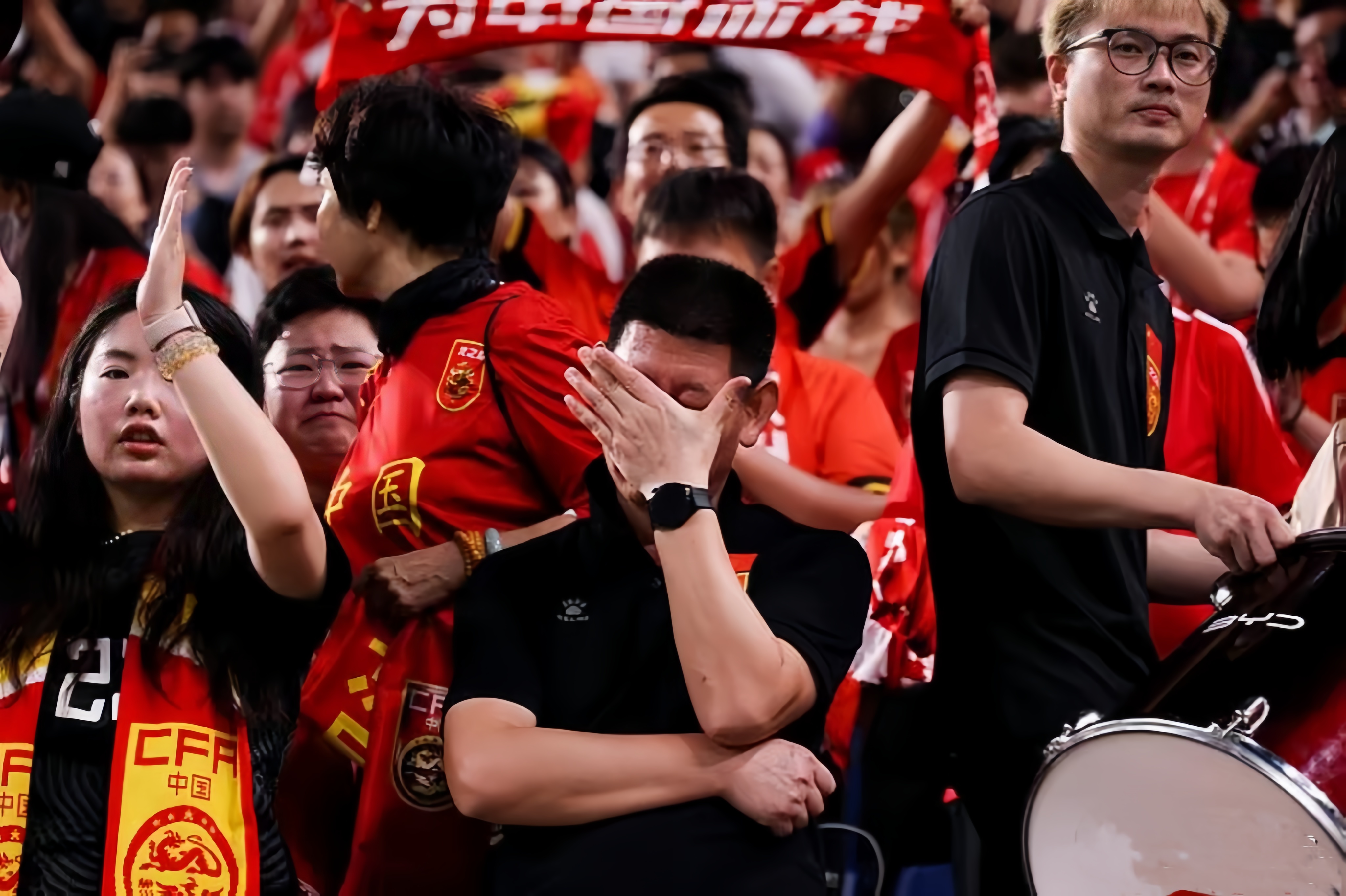 爱游戏体育地址-精彩的体育盛事上演，观众为球员加油喝彩的简单介绍