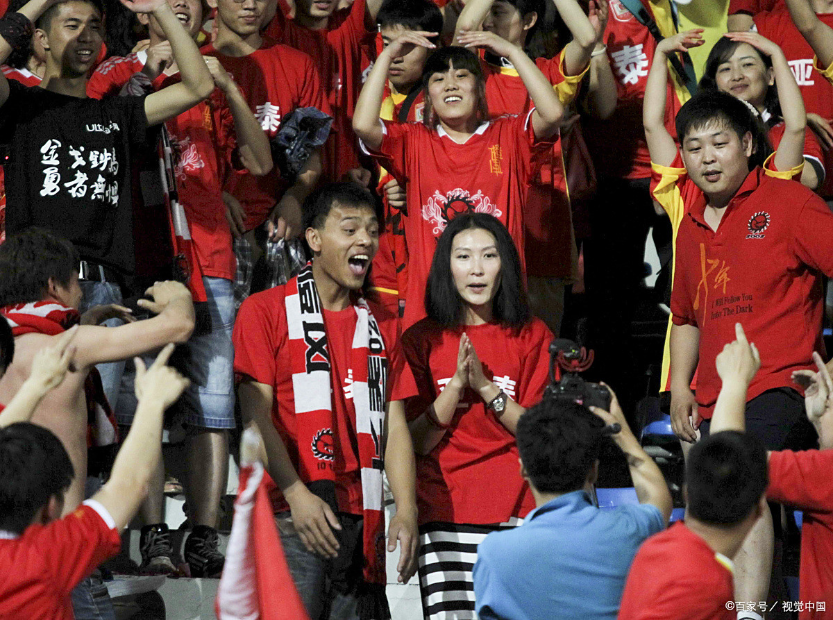 精彩的体育盛事上演，观众为球员加油喝彩的简单介绍