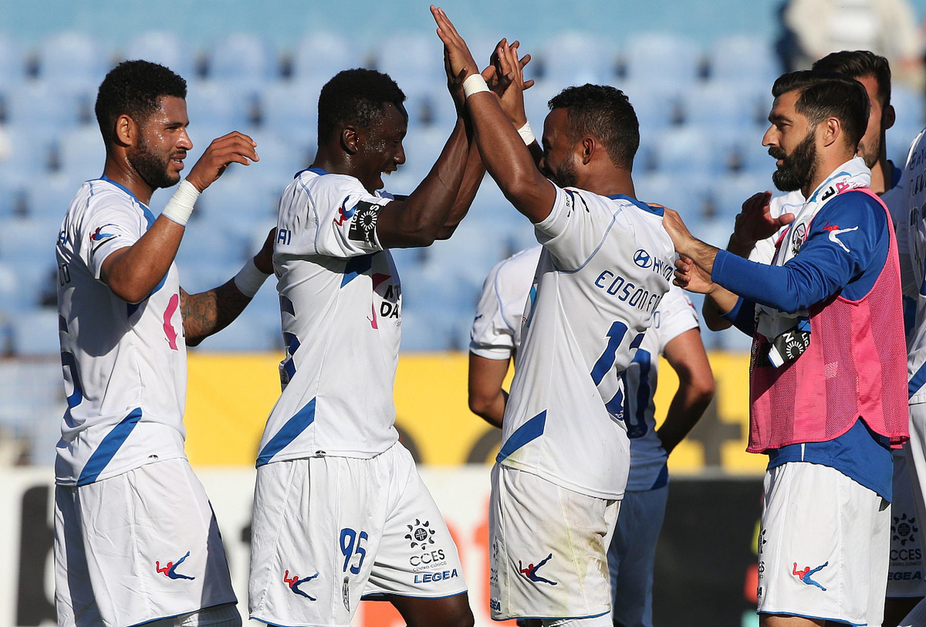 经典对决再现，球场上演精彩一幕