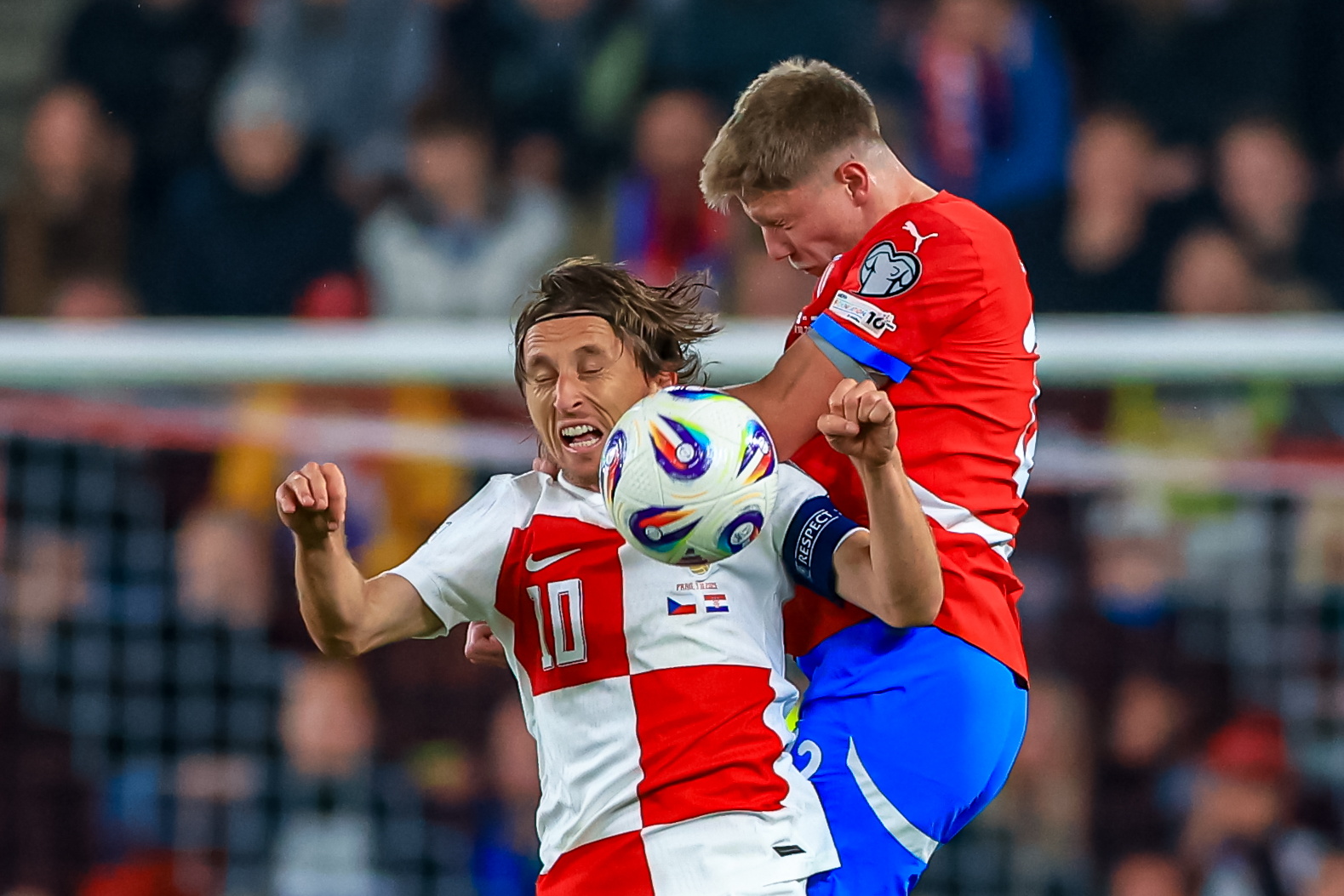 包含荷兰迎战捷克，比赛势均力敌的词条